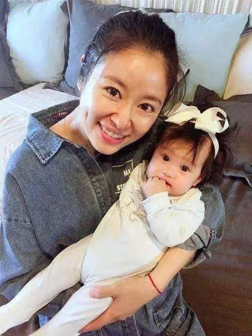 林心如女儿最新照片,最新照片曝光引网友热议
